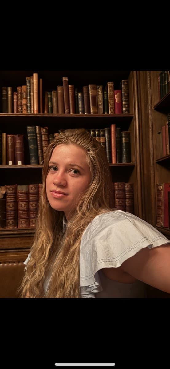 Éowyn Aldridge Photo & Video